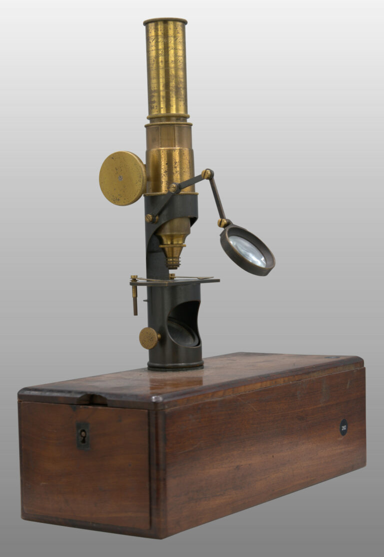Microscope petit modèle tambour monté sur boite, photo de détail