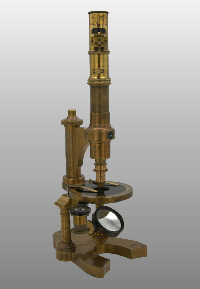 Microscope grand modèle droit fixe, photo de détail