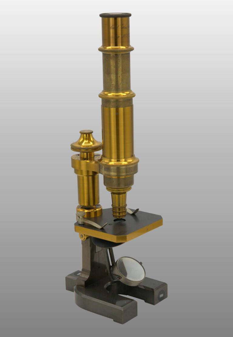 Microscope moyen monté droit fixe., photo de détail