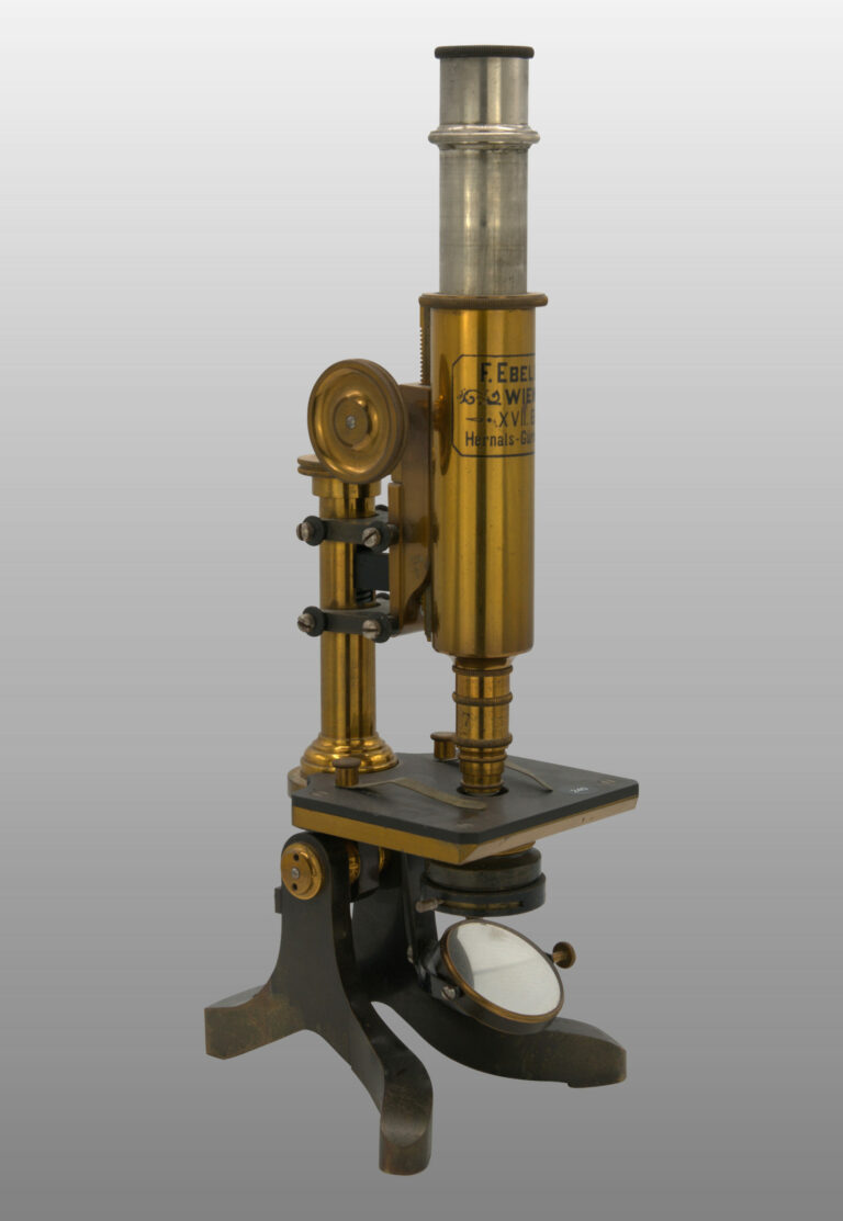 Microscope moyen escamotable, photo de détail
