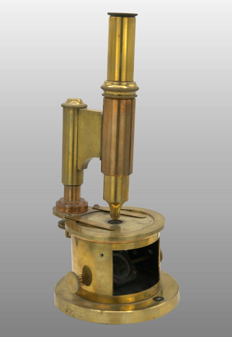 Microscope tambour très gros, monté droit fixe., photo de détail