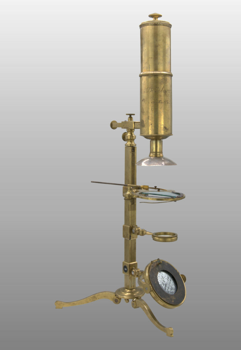 Microscope monté droit fixe., photo de détail