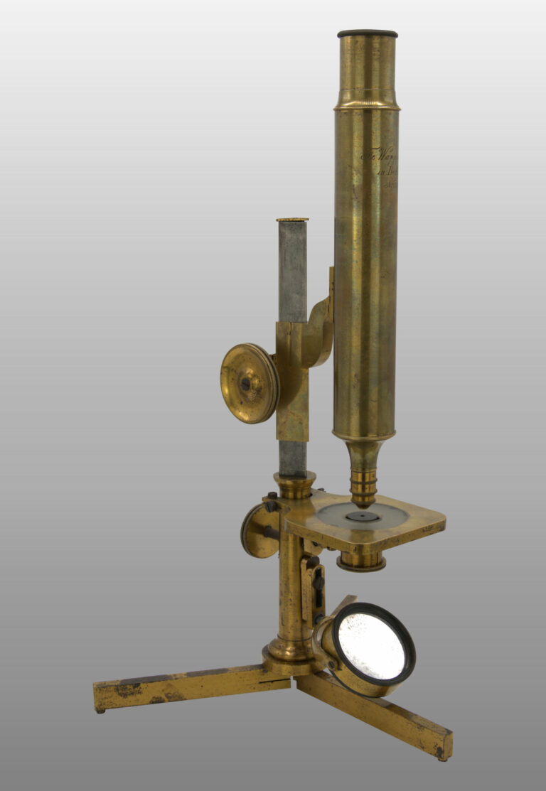 Microscope petit modèle fixe, photo de détail