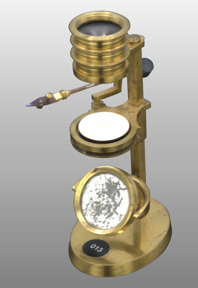 Microscope simple monté sur socle ovale, photo de détail