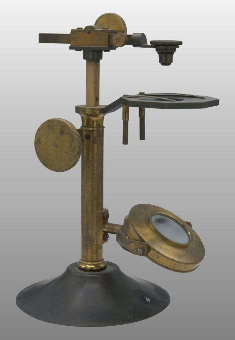 Microscope simple monté sur boite, photo de détail