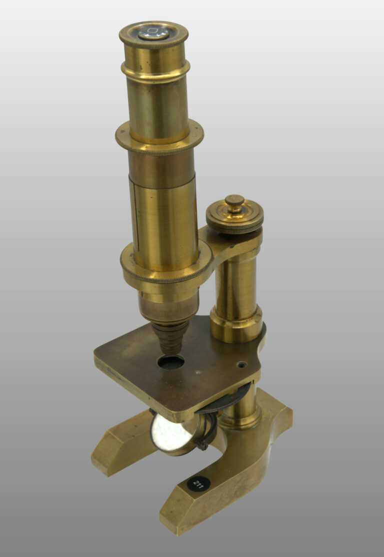 Microscope moyen monté droit fixe., photo de détail