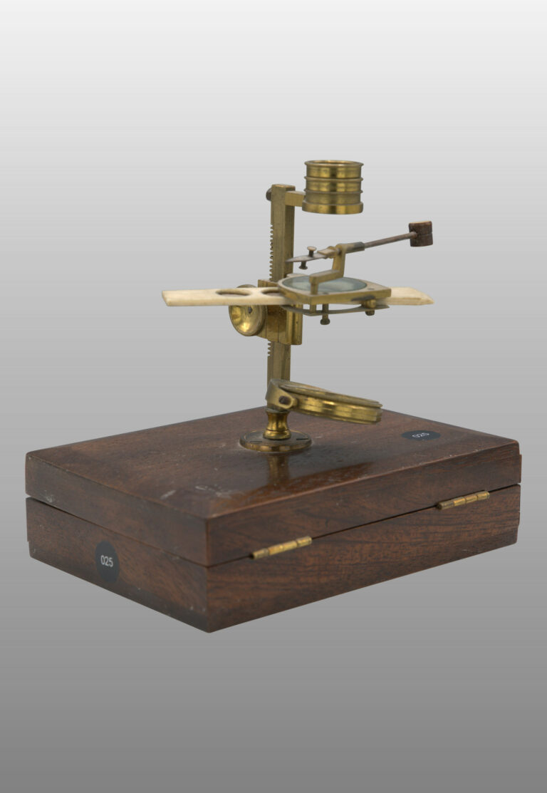 Microscope simple monté sur boite, photo de détail