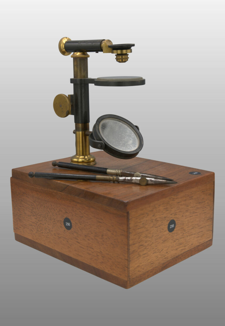 Microscope simple monté sur boite, photo de détail