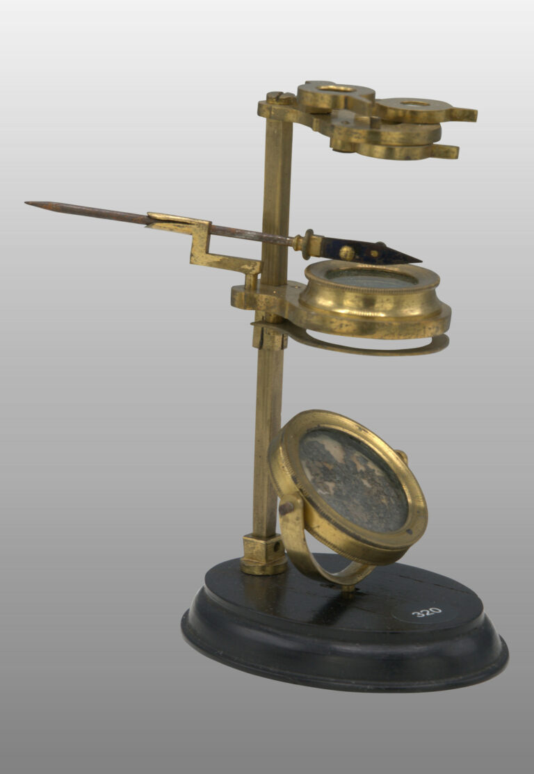Microscope simple monté sur socle ovale, photo de détail