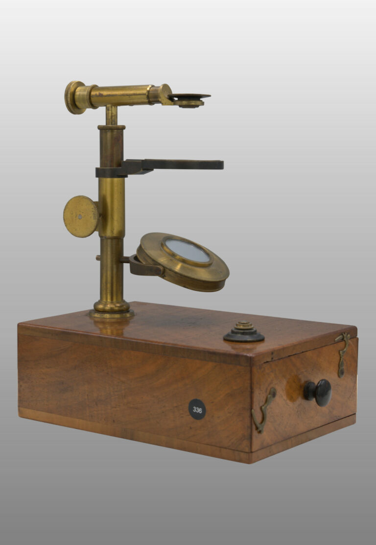 Microscope simple monté sur boite, photo de détail