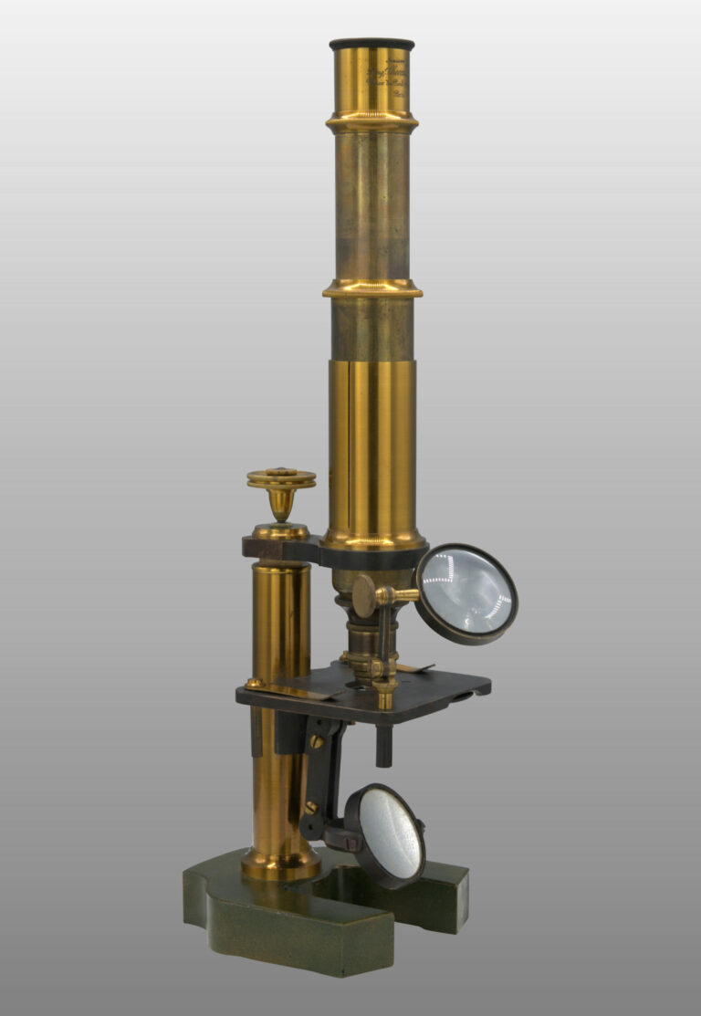 Microscope achromatique monté droit fixe., photo de détail