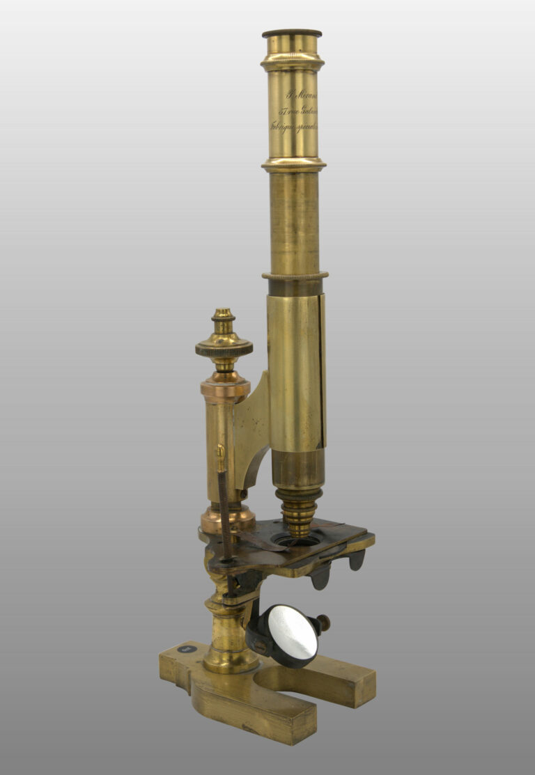 Microscope petit modèle inclinant avec platine de varley, photo de détail