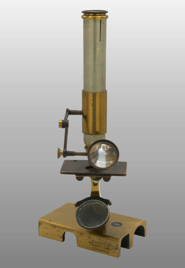 Microscope de voyage inclinant, photo de détail