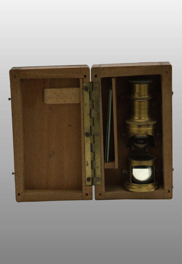 Microscope type Bertrand très petit modèle, photo de détail