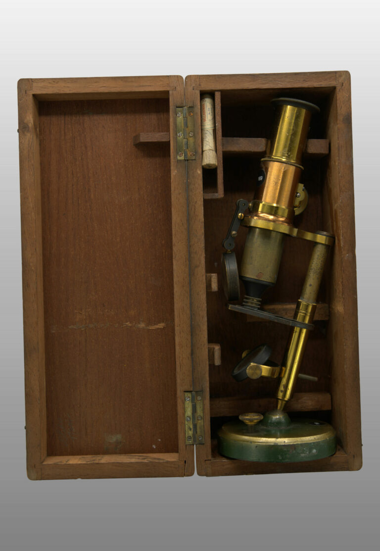 Microscope grand modèle monté sur rotule, photo de détail