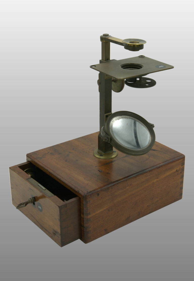 Microscope simple monté sur boite, photo de détail