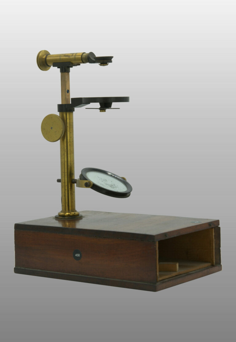 Microscope simple monté sur boite, photo de détail
