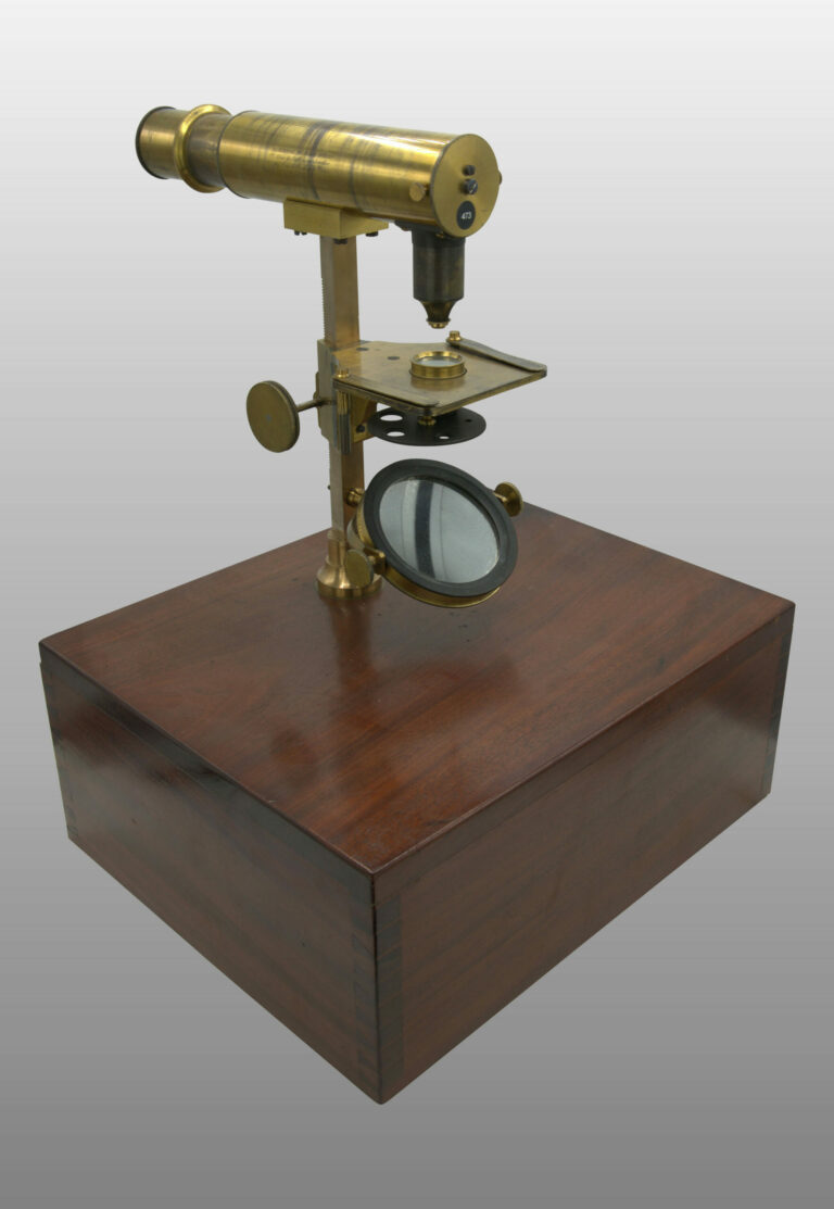 Microscope universel, moyen modèle monté sur boite en bois, photo de détail