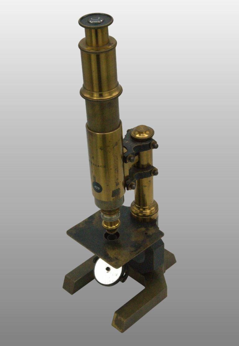 Microscope moyen modèle fixe modèle n°5, photo de détail