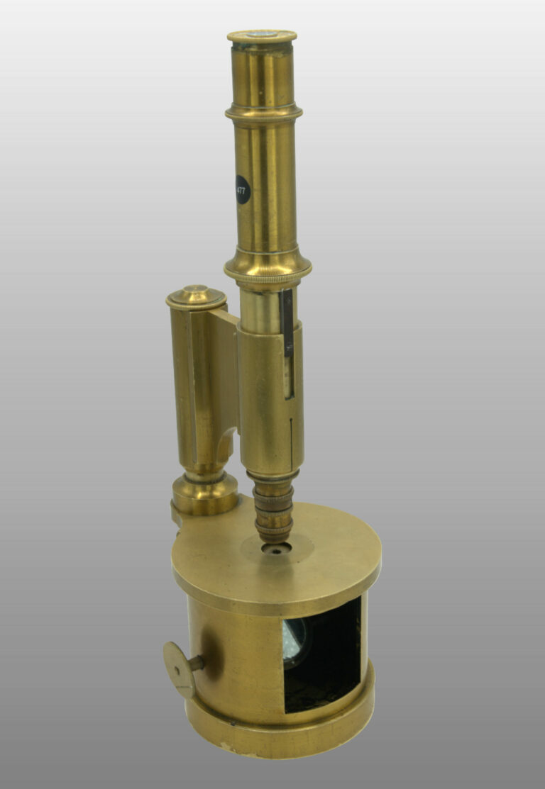 Microscope grand tambour, monté droit fixe., photo de détail