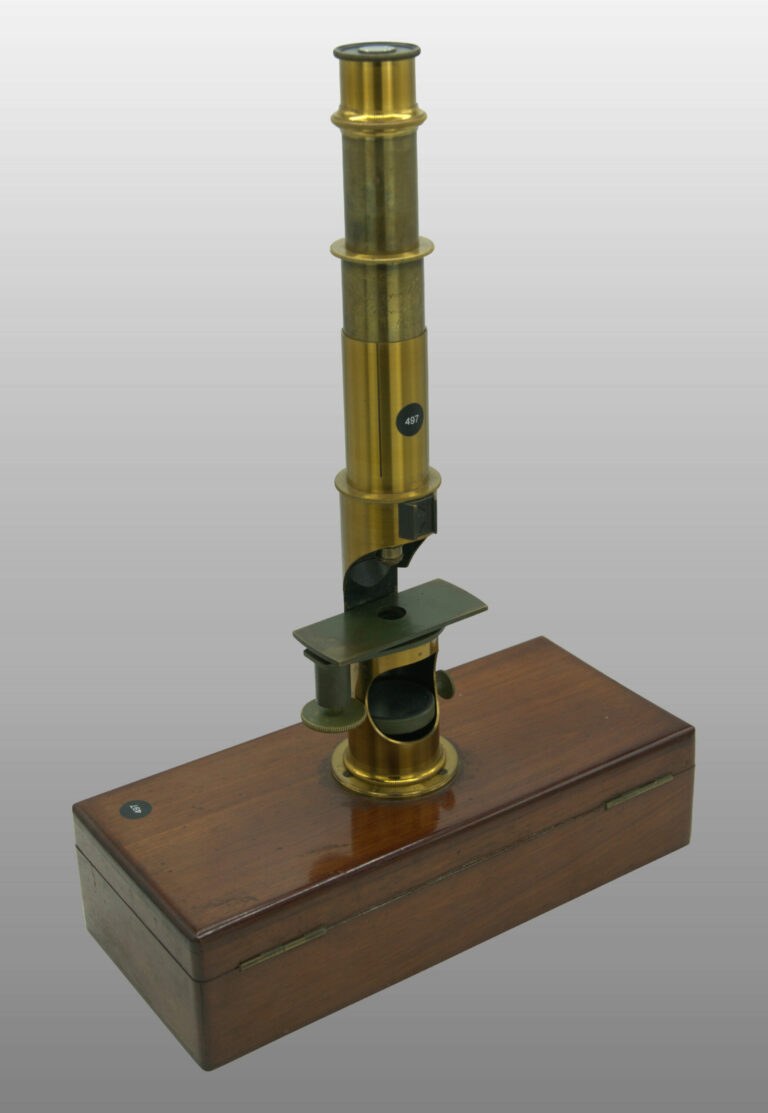 Microscope petit modèle tambour monté sur boite, photo de détail