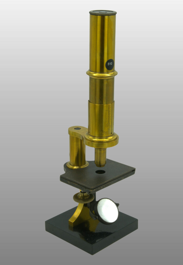 Petit microscope à pied carré, photo de détail