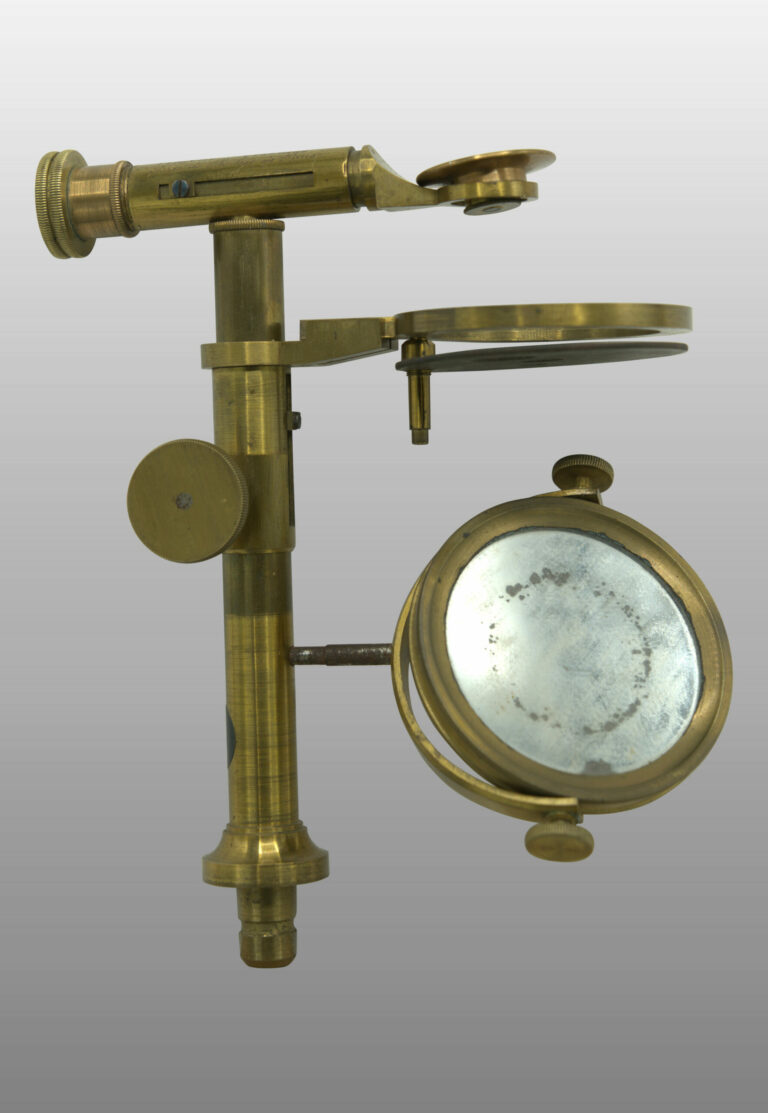 Microscope simple monté sur boite, photo de détail