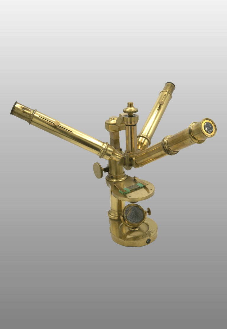 Microscope à trois observateurs, photo de détail