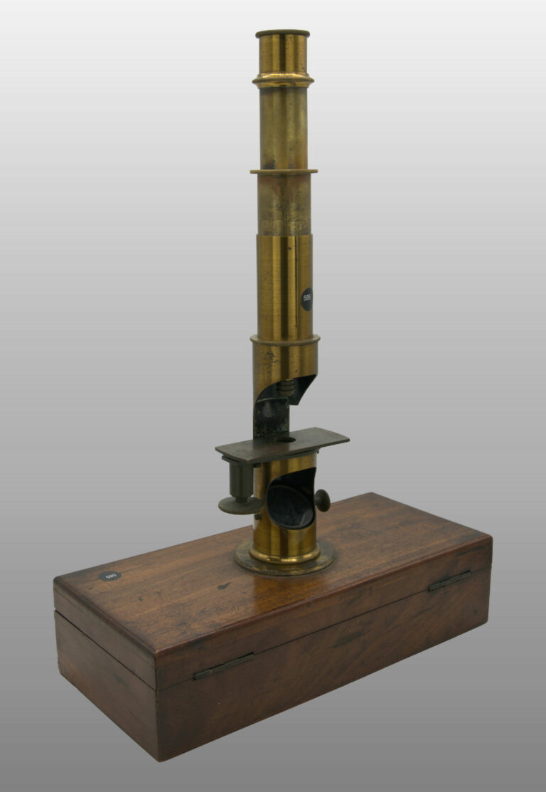 Microscope petit modèle tambour monté sur boite, photo de détail
